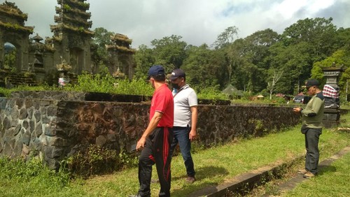 Aparat mengecek lokasi aksi vandalisme di seputaran kawasan suci Pura Gubug Danau Tamblingan, Desa Munduk, Kecamatan Banjar, Kabupaten Buleleng.