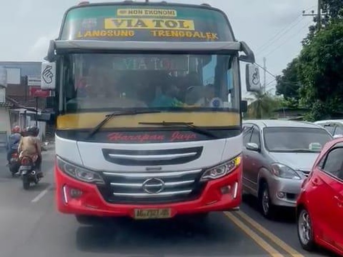 VW Combi hadang bus di Tulungagung
