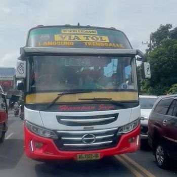 VW Combi hadang bus di Tulungagung VW Combi hadang bus di Tulungagung