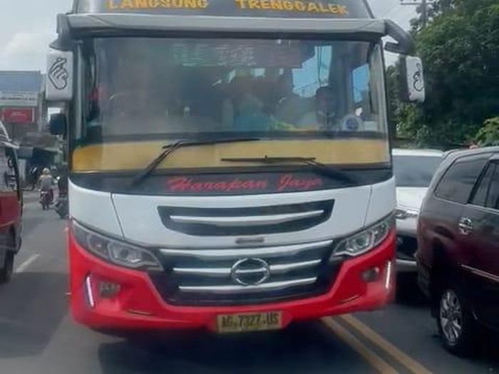 VW Combi hadang bus di Tulungagung