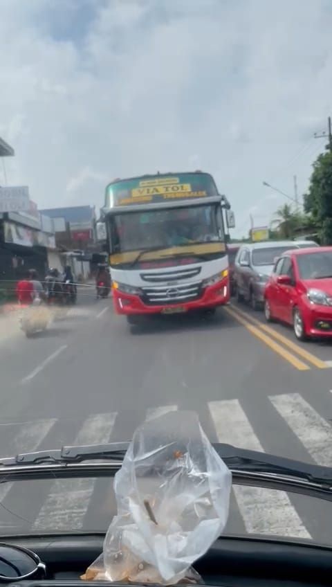 VW Combi hadang bus di Tulungagung