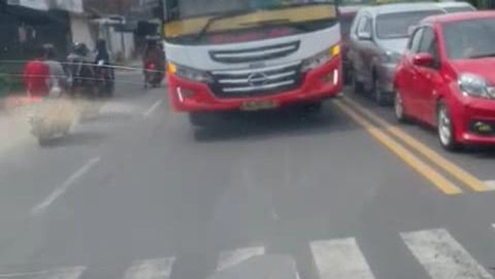 VW Combi hadang bus di Tulungagung