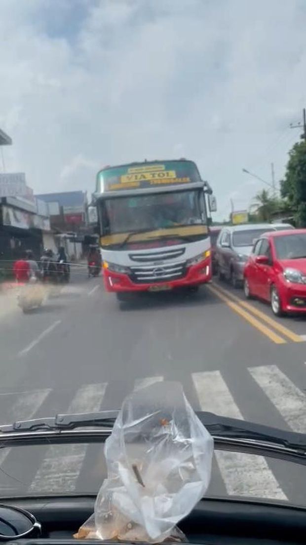 VW Combi hadang bus di Tulungagung