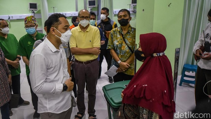 Wali Kota Surabaya Eri Cahyadi menjenguk korban perosotan Kenpark ambrol