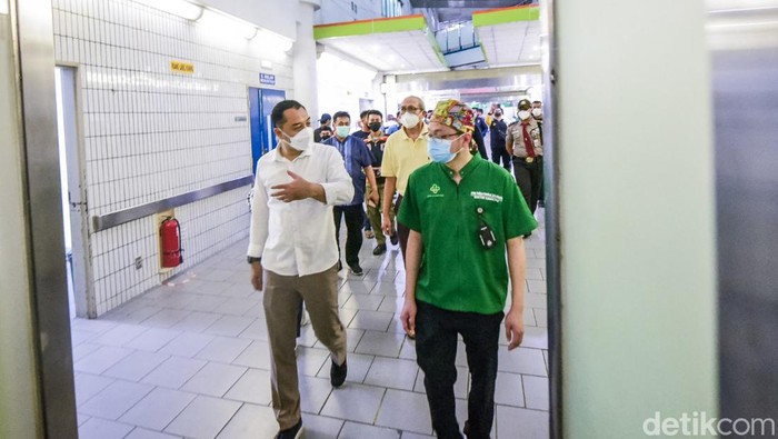 Wali Kota Surabaya Eri Cahyadi saat menjenguk korban perosotan ambrol.