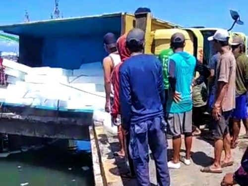 Warga saat mengevakuasi truk yang terguling di PPN Desa Pengambengan, Kecamatan Negara, Jembrana, Sabtu (7/5/2022)