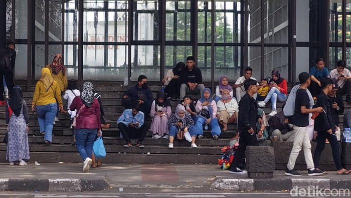 Warga tetap datang ke taman Alun-alun Kota Bandung meski ruang publik tersebut ditutup sementara oleh Pemkot