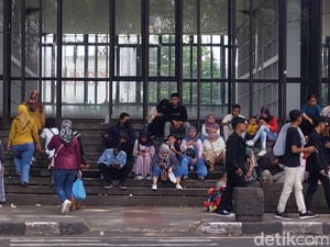 Ditutup Pemkot, Alun-alun Bandung Tetap Ramai Dikunjungi Warga