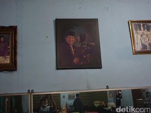 Omzet Depot Asmuni Rp 10 Ribu Sehari-Cuma Penjual Pentol yang Beli Kopi
