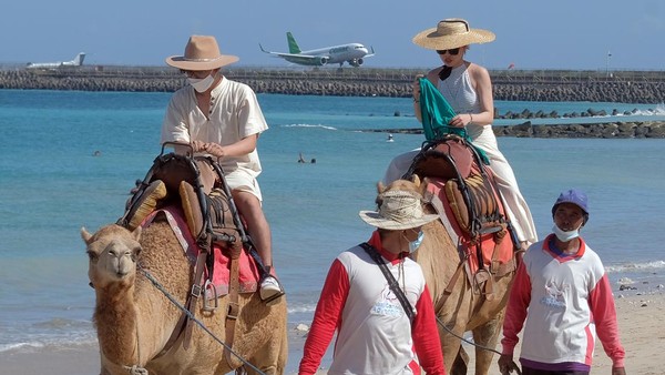 Penyewaan wahana unta di objek wisata tersebut mengalami peningkatan pada saat liburan Lebaran dengan harga sewa Rp 150 ribu hingga Rp 200 ribu sesuai durasi yang telah ditentukan.