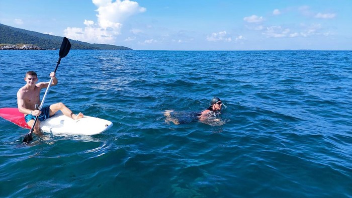 Tiga WNA berenang menyeberangi Karimunjawa-Jepara, Sabtu (7/5/2022).