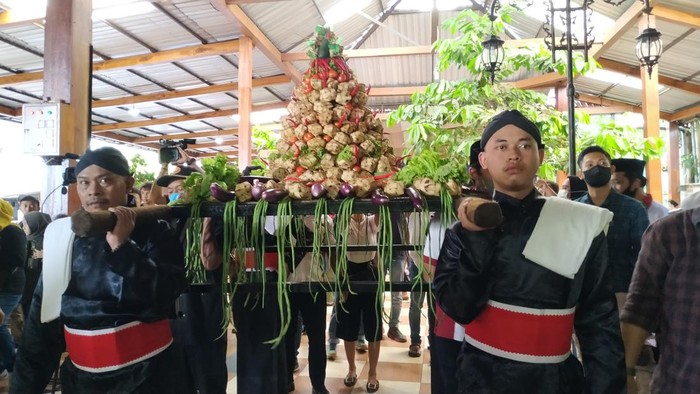 1.800 Ketupat Dibagikan ke Pengunjung Kampung Coklat Blitar