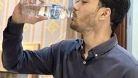 Memiliki banyak kegiatan dan jadwal syuting, membuat Megantara selalu menjaga kesehatannya. Salah satunya dengan rajin konsumsi air putih. Megantara bahkan memiliki satu kulkas berisi air putih dingin. Foto: Instagram @megantaraaa