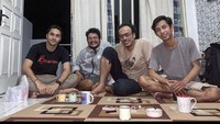 Liburan ke Yogyakarta, Megantara tetap sederhana meski sudah menjadi aktor terkenal dan memiliki banyak penggemar. Dirinya memilih untuk ngopi-ngopi santai di rumah dengan beberapa kerabatnya. Foto: Instagram @megantaraaa