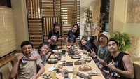 Akrab banget! Megantara unggah momen makan malam dengan menu aneka sushi dan hidangan Jepang lainnnya bersama para pemain film “KKN di Desa Penari Lainnya” Foto: Instagram @megantaraaa
