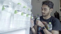 Foto ini jadi bukti kalau Megantara memang menjaga kesehatannya dengan rutin minum air putih. Alih-alih mengonsumsi minuman manis atau minuman bersoda, Megantara mantap memilih air mineral satu kulkas penuh. Foto: Instagram @megantaraaa