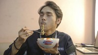  Tak bisa lepas makan mie instan, Megantara tetap setia makan mie instan di lokasi syuting. Kali ini ia memilih mie instan goreng, dengan telur rebus setengah matang yang tampak enak. Foto: Instagram @megantaraaa