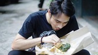 Terakhir ini gaya tampan Megantara saat sedang makan nasi bungkus di pinggir jalan. Megantara sendiri mengucapkan banyak terima kasih kepada penonton yang antusias menyaksikan penampilannya sebagai Bima. Foto: Instagram @megantaraaa