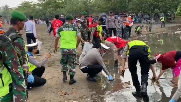 Aksi bersih-bersih Pantai Pangandaran.