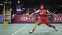 Pebulutangkis tunggal putri Indonesia Komang Ayu Cahya Dewi mengembalikan kok ke arah lawannya pebulutangkis tunggal putri Prancis Qi Xuefei dalam pertandingan babak penyisihan grup A Piala Thomas Uber 2018 di Impact Arena, Bangkok, Thailand, Minggu (8/5/2022).