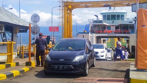 Aktivitas kendaraan yang keluar dari kapal dari Pelabunan Ketapang saat bersandar di Pelabuhan Gilimanuk, Minggu (8/5/2022)