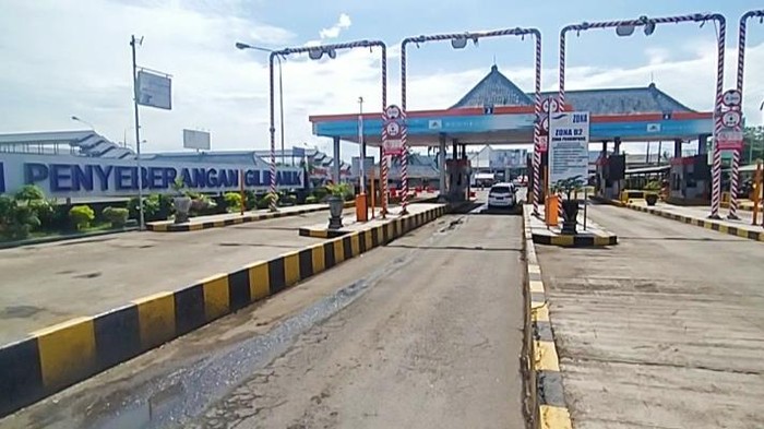 Suasana aktivitas pintu masuk Pelabuhan Gilimanuk, di Kabupaten Jembrana, Bali, yang terpantau lengang, pada Minggu (8/5/2022)