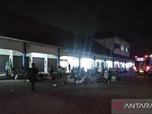 Bus Terlambat, Ratusan Penumpang Tujuan Jakarta Terlantar di Terminal Kudus