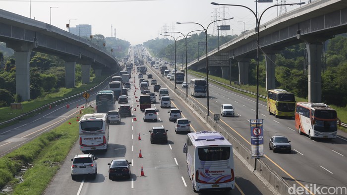 Arus lalu lintas di jalur A Tol Jakarta-Cikampek KM 47 ramai lancar pagi ini. Diketahui, hari Minggu (8/5) diprediksi merupakan puncak arus balik lebaran 2022.