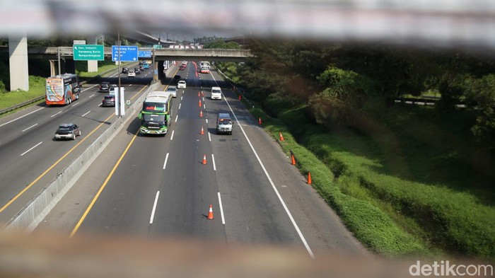 Arus lalu lintas di jalur A Tol Jakarta-Cikampek KM 47 ramai lancar pagi ini. Diketahui, hari Minggu (8/5) diprediksi merupakan puncak arus balik lebaran 2022.