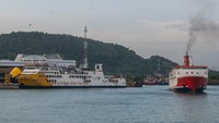 Diketahui, sebanyak 524.816 pemudik dari Pulau Sumatera tercatat sudah kembali ke Pulau Jawa saat arus balik Lebaran 2022 lewat penyeberangan Pelabuhan Merak. Pergerakan mobil pribadi hingga sepeda motor dilaporkan terus mengalir sejak Sabtu (7/5) malam. 