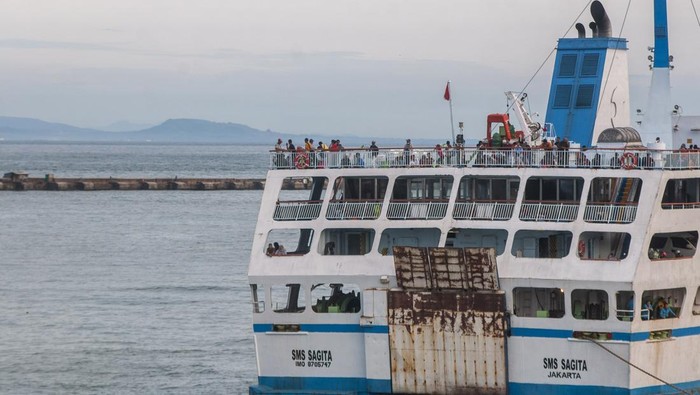 Ratusan ribu pemudik dari Sumatera telah kembali ke Pulau Jawa saat arus balik Lebaran 2022. Mereka kembali ke Jawa lewat penyeberangan Pelabuhan Merak.