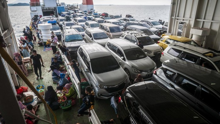 Ratusan ribu pemudik dari Sumatera telah kembali ke Pulau Jawa saat arus balik Lebaran 2022. Mereka kembali ke Jawa lewat penyeberangan Pelabuhan Merak.