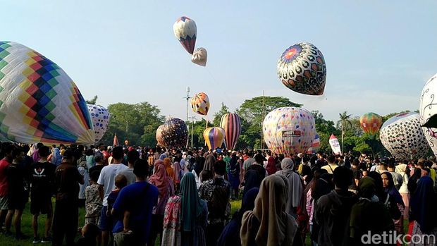 Atraksi balon udara di Lapangan Mataram Kota Pekalongan, Minggu (8/5/2022).