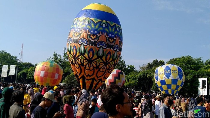 Atraksi balon udara di Lapangan Mataram Kota Pekalongan, Minggu (8/5/2022).
