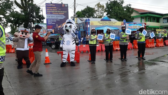 Badut dan polwan atur lalin di Tasikmalaya.