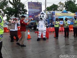 Badut Turut Atur Lalin Arus Balik di Tasikmalaya