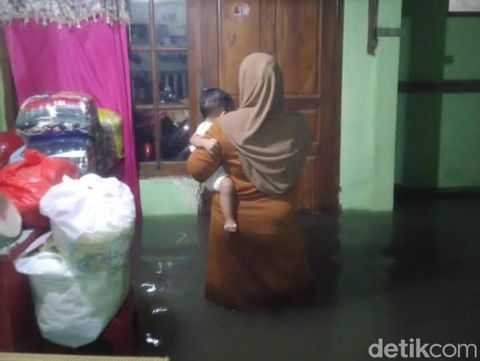 Banjir 30 cm hingga selutut orang dewasa di Bojonegoro.