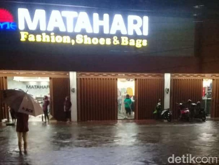 Banjir 30 cm hingga selutut orang dewasa di Bojonegoro.