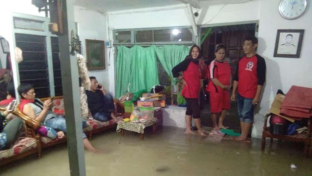 banjir bojonegoro masuk ke rumah-rumah warga