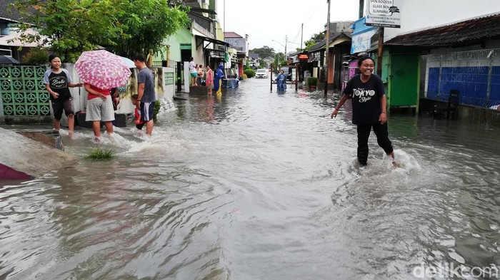 Banjir melanda sejumlah wilayah di Solo, Minggu (8/5/2022).