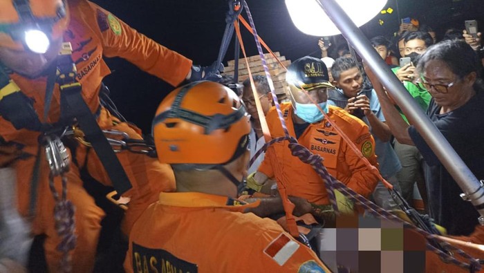 Basarnas Bali (Kantor Pencarian dan Pertolongan) Denpasar memberikan pertolonagan kepada WNA asal Kanada yang terjatuh dari Jembatan Uluwatu, Sabtu (7/5/2022)