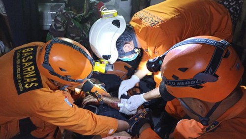 Evakuasi bule Kanada terjatuh dari Jembatan Mamo Suluban di Jalan Pantai Suluban, Desa Pecatu, Kecamatan Kuta Selatan, Kabupaten Badung.