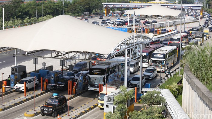Kepadatan kendaraan terlihat di Gerbang Tol Cikampek Utama, Karawang, Jawa Barat. Kendaraan harus mengantre panjang untuk memasuki gerbang tol. Ini fotonya.