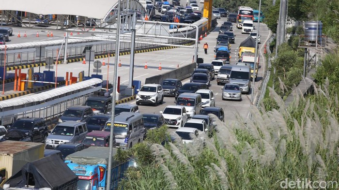 Kepadatan kendaraan terlihat di Gerbang Tol Cikampek Utama, Karawang, Jawa Barat. Kendaraan harus mengantre panjang untuk memasuki gerbang tol. Ini fotonya.
