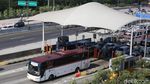 Begini Padatnya Antrean Kendaraan di Gerbang Tol Cikampek Utama