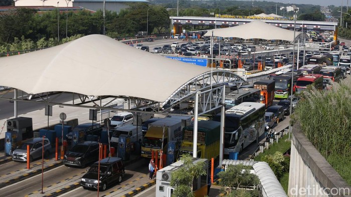 Begini Padatnya Antrean Kendaraan di Gerbang Tol Cikampek Utama Kepadatan kendaraan terlihat di Gerbang Tol Cikampek Utama, Karawang, Jawa Barat. Kendaraan harus mengantre panjang untuk memasuki gerbang tol. Ini fotonya.