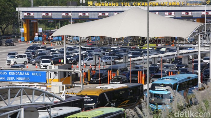 Kepadatan kendaraan terlihat di Gerbang Tol Cikampek Utama, Karawang, Jawa Barat. Kendaraan harus mengantre panjang untuk memasuki gerbang tol. Ini fotonya.