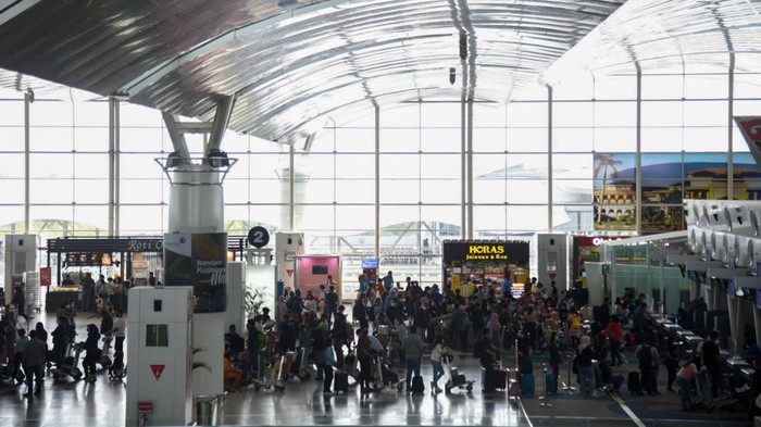 Begini Sibuknya Bandara Soetta-Kualanamu di Puncak Arus Balik Lebaran Bandara Kualanamu hingga Soekarno-Hatta ramai oleh penumpang pesawat yang hendak melakukan perjalan di puncak arus balik lebaran. Seperti apa potretnya?