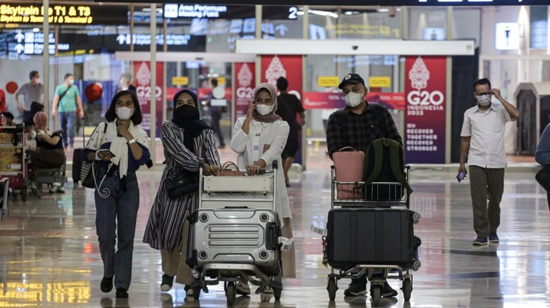 Begini Sibuknya Bandara Soetta-Kualanamu di Puncak Arus Balik Lebaran Bandara Kualanamu hingga Soekarno-Hatta ramai oleh penumpang pesawat yang hendak melakukan perjalan di puncak arus balik lebaran. Seperti apa potretnya?