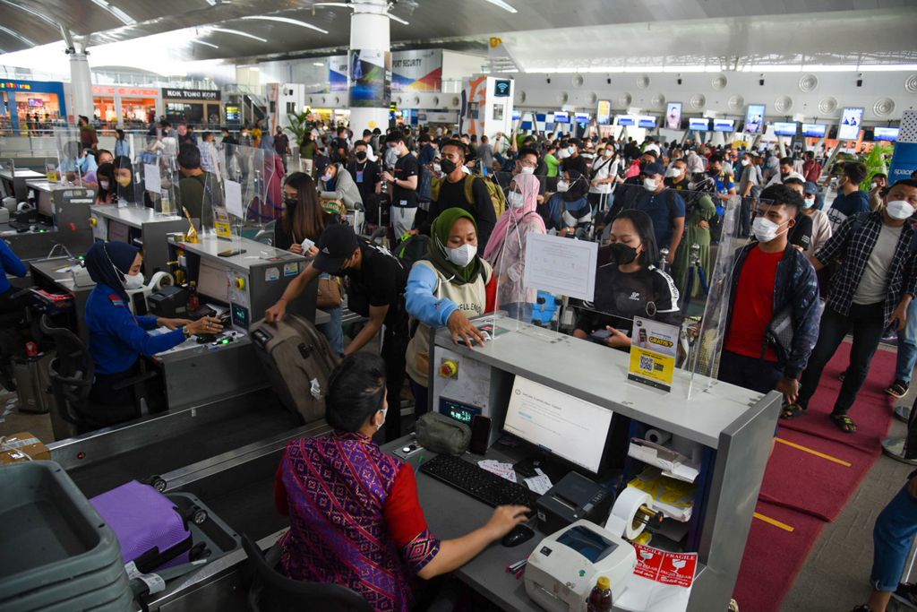 Bandara Kualanamu hingga Soekarno-Hatta ramai oleh penumpang pesawat yang hendak melakukan perjalan di puncak arus balik lebaran. Seperti apa potretnya?